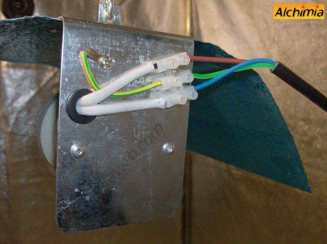 2. Realizamos la conexión entre reflector y balastro