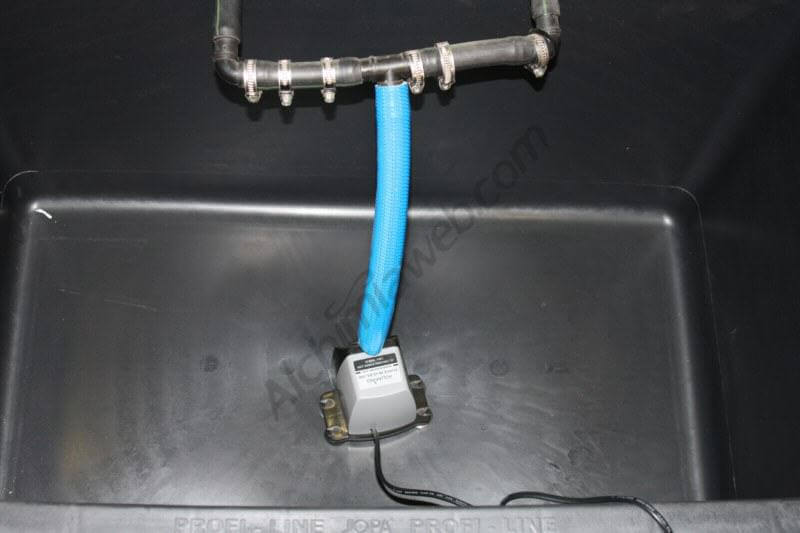 Bomba de agua conectada al tubo de riego