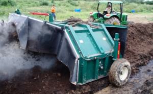 Maquina aireando el compost