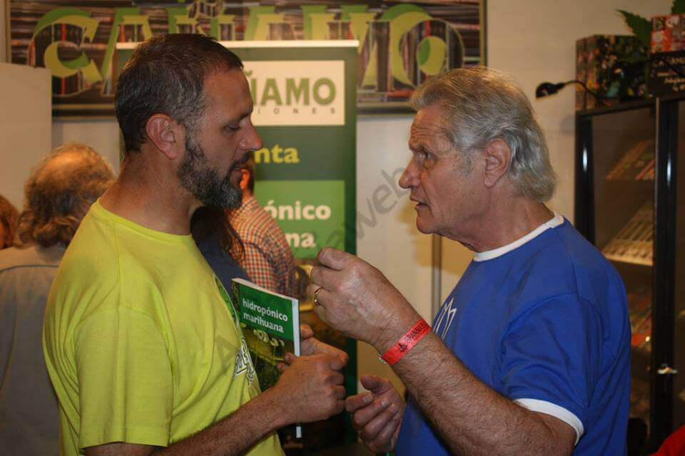 David de Alchimia con Wiliam de General Hidroponic compartiendo libro