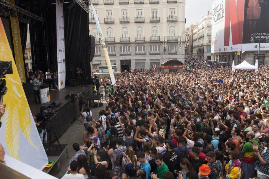 El público entregado apoyando las bases de la Regulación de la Marihuana