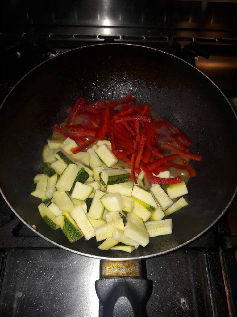 Paso 5: Añadimos las verduras y rehogamos 5 minutos más