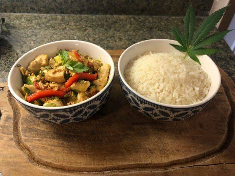 Curry verde Thai de pollo y verduras al cannabis