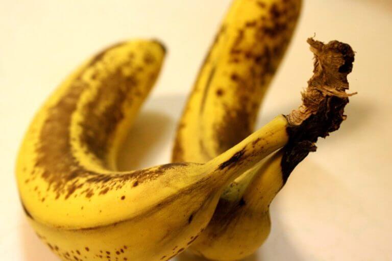 A medida que frutos como estos plátanos maduran, producen mayor cantidad de etileno