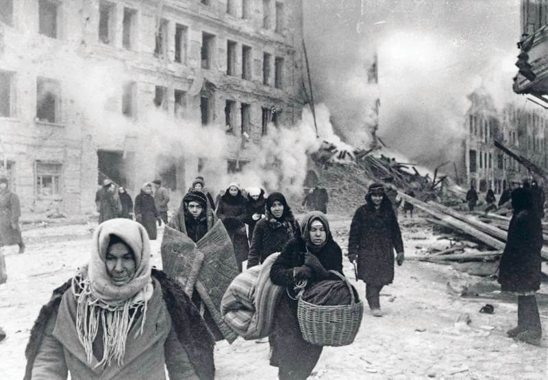 El coste de la victoria rusa fue atroz: sobre un total de 3 millones de habitantes, en el sitio de Leningrado murieron 1,8 millón de rusos, más de 1 millón de ellos civiles, y la mayoría de ellos por la hambruna.