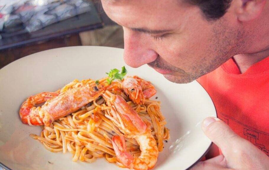 Les recherches scientifiques ont montré que le THC affecte fortement l’odorat, lequel joue un rôle non négligeable dans l’apparition de la sensation de faim et l’aiguisement des sens au moment des repas.