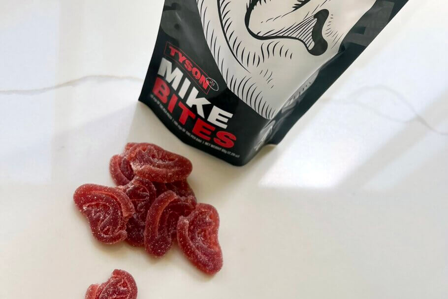 Las imágenes "Mike Bites" aparecieron en las redes sociales, y rápidamente muchos lo aclamaron como un truco de marketing "genial"