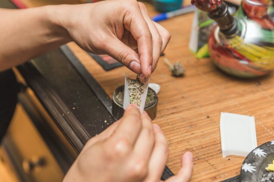 Para ello puedes utilizar una superficie lisa o sostener el papel entre el dedo pulgar e índice, creando una forma de “U” a lo largo del papel