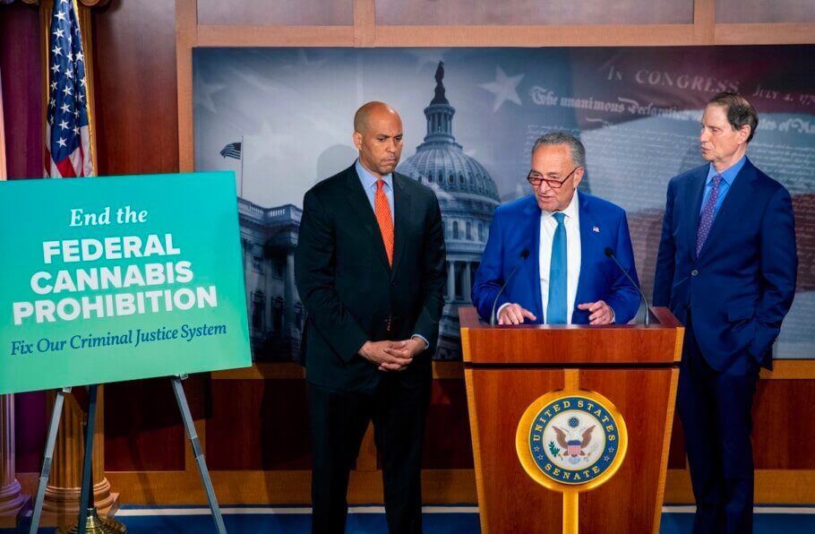 Chuck Schumer presentando el borrador de la nueva legislación para legalizar la marihuana