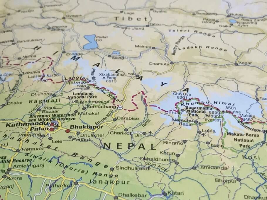 La cordillera del Himalaya recorre la parte norte de Nepal de este a oeste