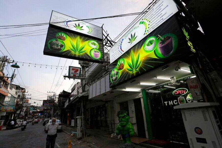 En la icónica calle Walking Street, una calle peatonal turística de la ciudad costera de Pattaya, cerca de Bangkok, ya se pueden ver tiendas de productos de cannabis