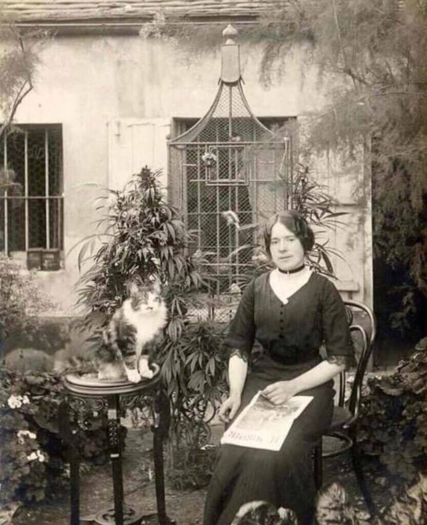 Mujer con su gato, su pájaro y su planta de marihuana. París, 1910
