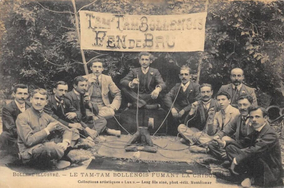La banda de música francesa 'Le Tam-Tam Bollenois' fumando un narguile casero, 1884