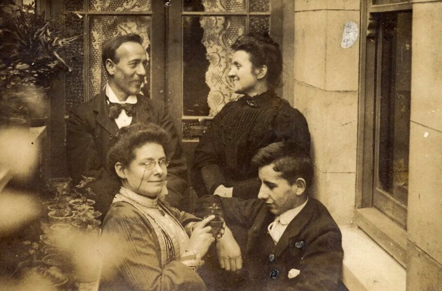 Una lección de botánica en Chatham, Inglaterra 1905. Martha supo desde la plántula, que ella tenía ese fuego justo aquí...