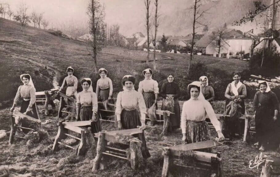 Postcard of he “Bargassado” (name used locally for hemp fibre breaking day). Massat, France before 1910