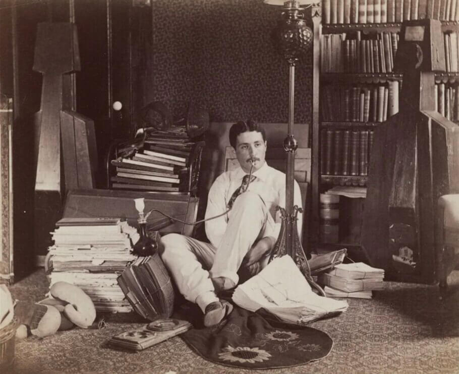 Estudiant no identificat posant amb una pipa d'aigua en la Universitat d'Harvard, Massachusetts 1890