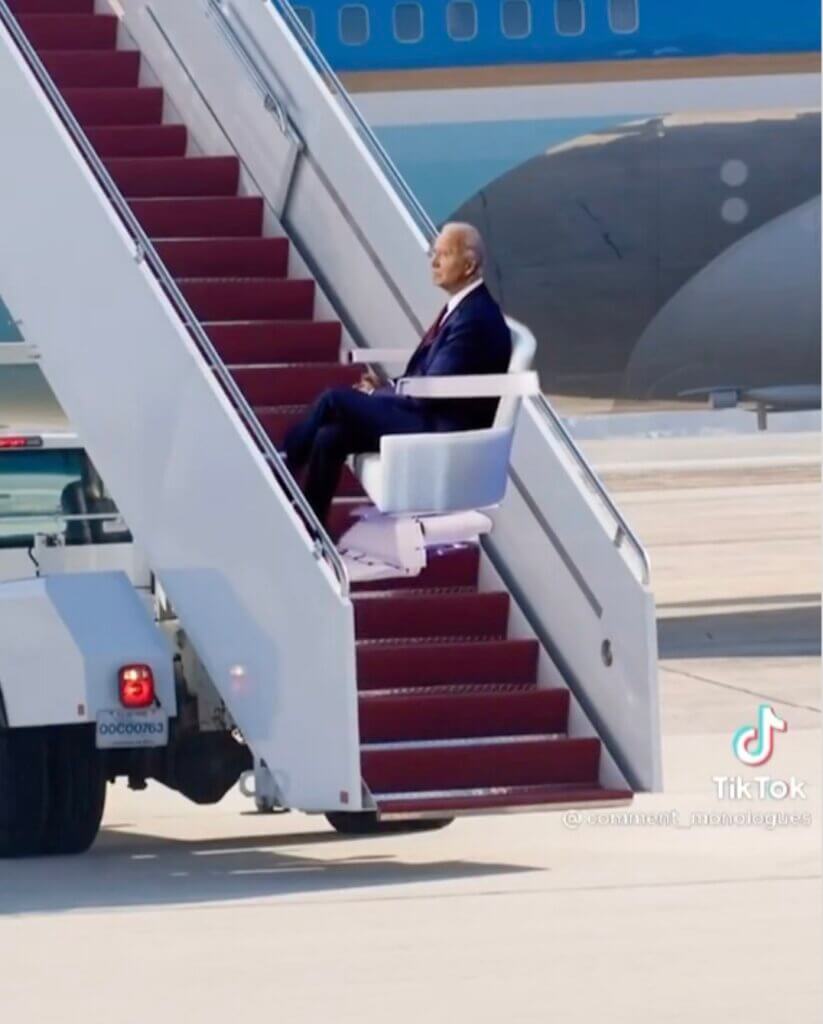 This is how Snoop Dogg imagines Joe Biden boarding the presidential plane.