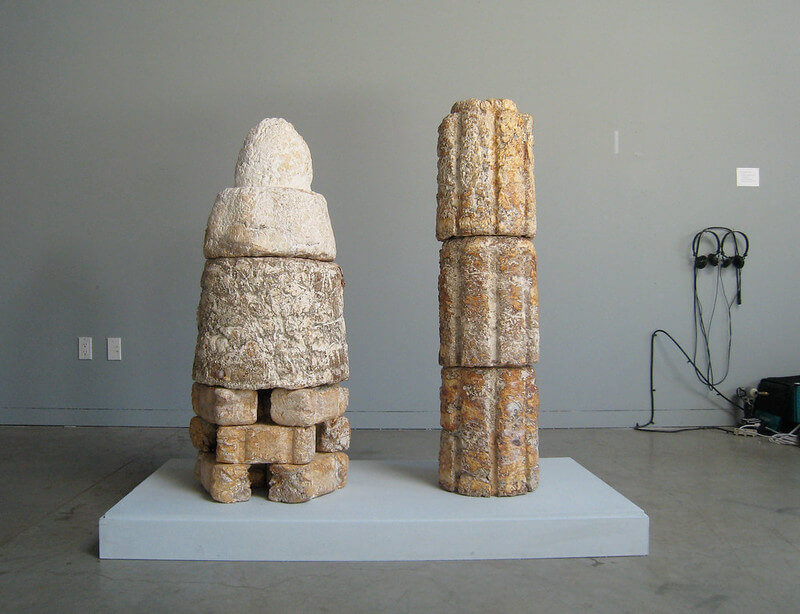 Ya en la década de los 90, el artista americano Phil Ross utilizó hongos vivos para proponer una serie de esculturas creadas a partir de una base de celulosa y micelio (Imagen: Phil Ross)