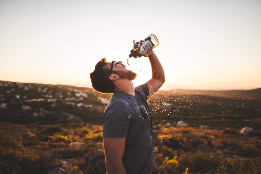 Una correcta hidratación te ayudará a disminuir la xerostomía, aunque procura no echárte el agua por encima