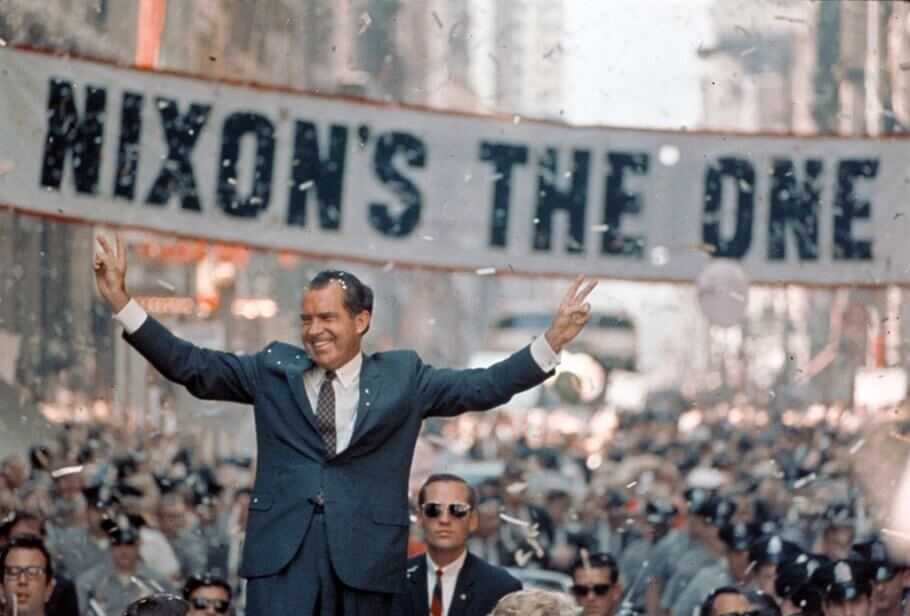 Richard Nixon en plena campaña electoral en Chicago