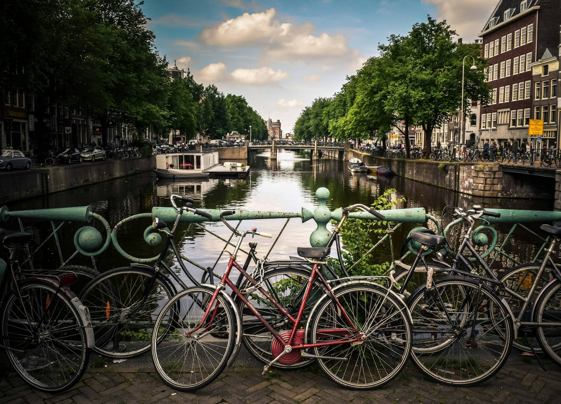 Bicicletas, canales y mucha yerba...durante los 90 Amsterdam era algo así como la capital mundial del cannabis