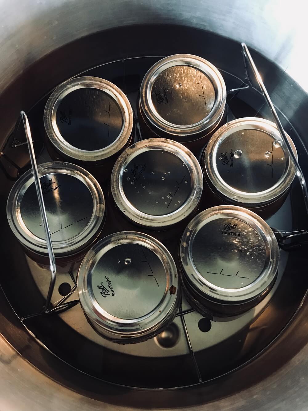 Si vas a usar una olla a presión, procura elevar los frascos para que no estén en contacto directo con el metal de la olla