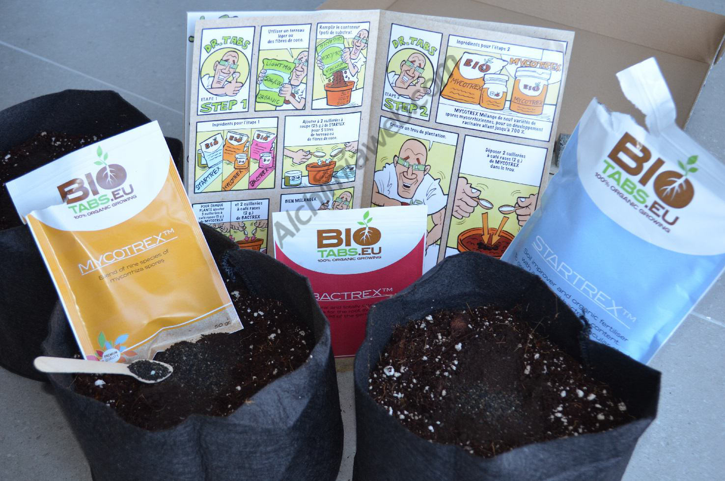 Els Smart Pots plens de coco enriquit amb Bio Tabs, a punt per rebre les nostres plantes de marihuana