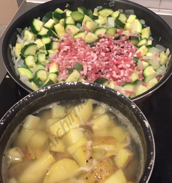 Pre-cocció de les patates i paella amb carbassons, cebes i bacó