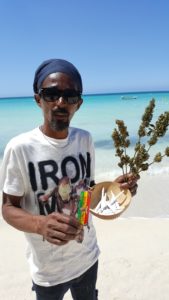 Un venedor de marihuana a la platja 