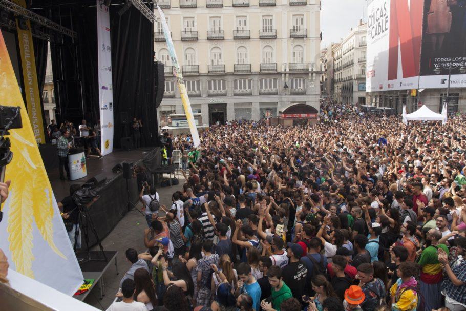 El públic entregat donant suport a les bases de la Regulació de la Marihuana