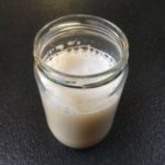Diluïm el líquid resultant en 10 litres d'aigua abans de regar les plantes. En el cas de l'alfals, fer servir 20 litres d'aigua o la meitat de llavors a l'començar.