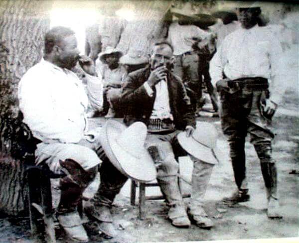 A l'esquerra, José Doroteo Arango Arámbula, "Pancho Villa", gaudint d'un cigar de marihuana