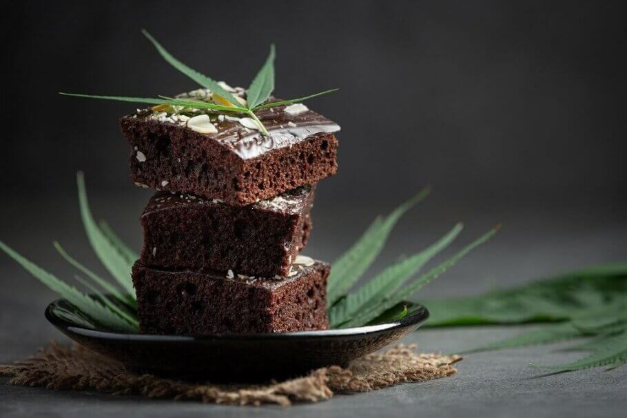 Trocets de brownie de cànnabis