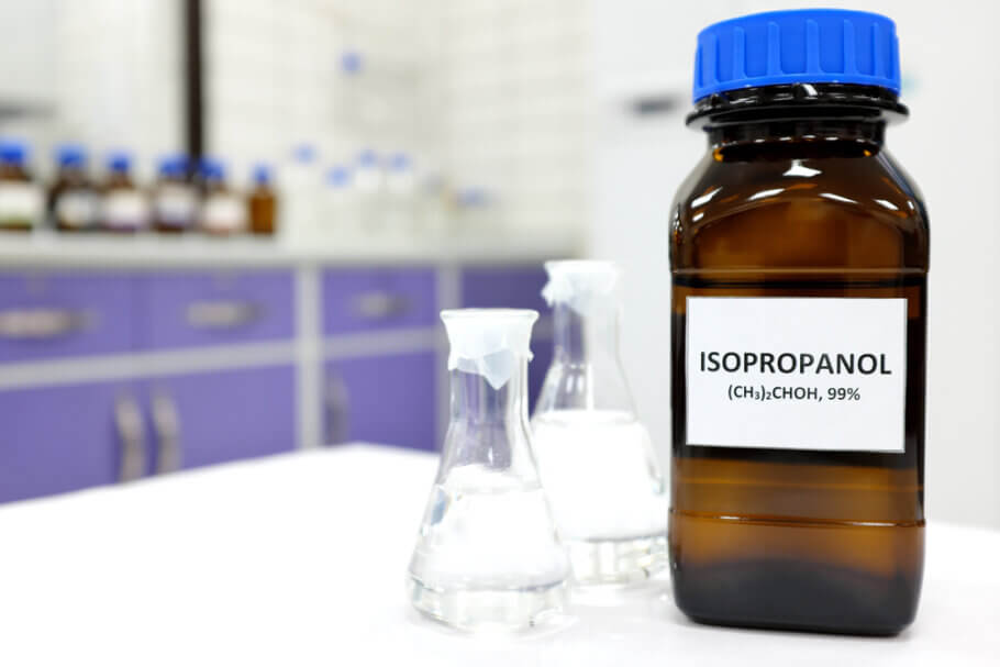 L'alcohol isopropílic o isopropanol té multitud d'aplicacions a la indústria, des de la neteja de peces electròniques fins a l'extracció de compostos actius a farmàcia