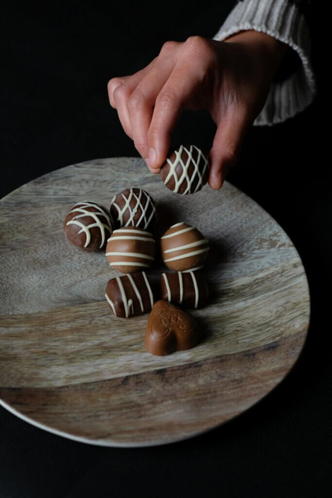 Die Pilzpralinen können mit einer anderen Schokoladensorte verziert werden als der, die für die Herstellung verwendet wurde
