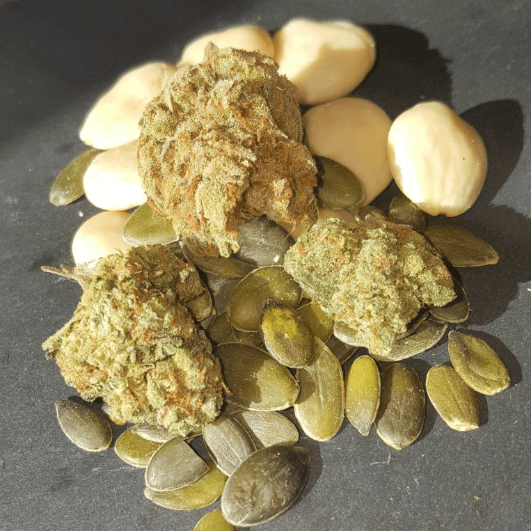 Mandeln, Cannabisknospen und Kürbiskerne