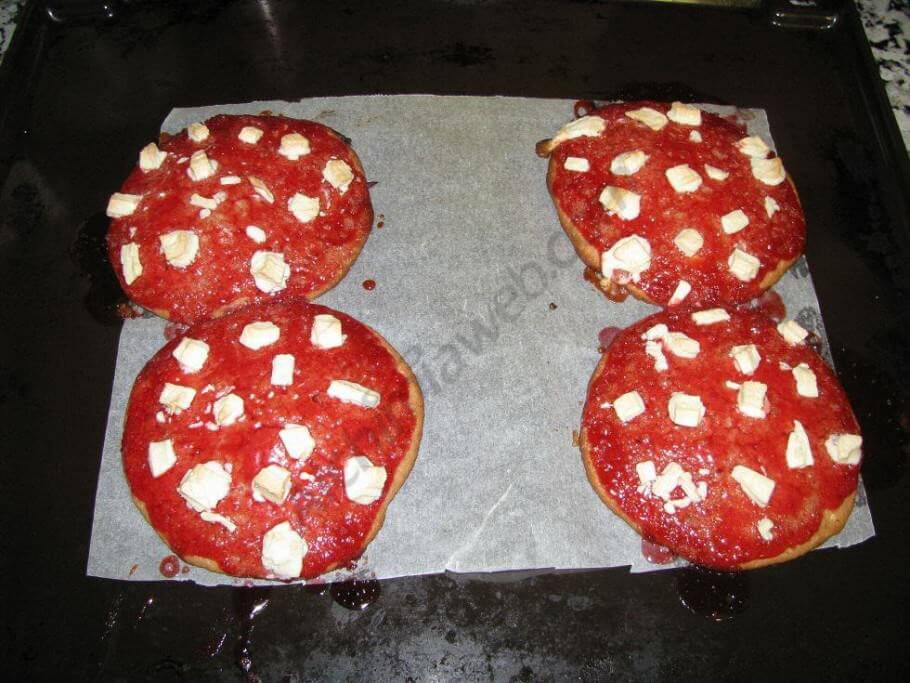 Die Erdbeer-Weißschokoladen Space Cookies aus dem Ofen