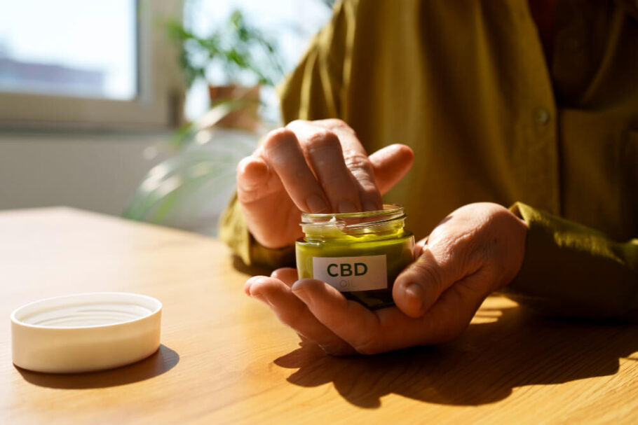 CBD wird häufig zur Bekämpfung von Gelenkschmerzen oder Hautproblemen eingesetzt (Bild: Freepik)
