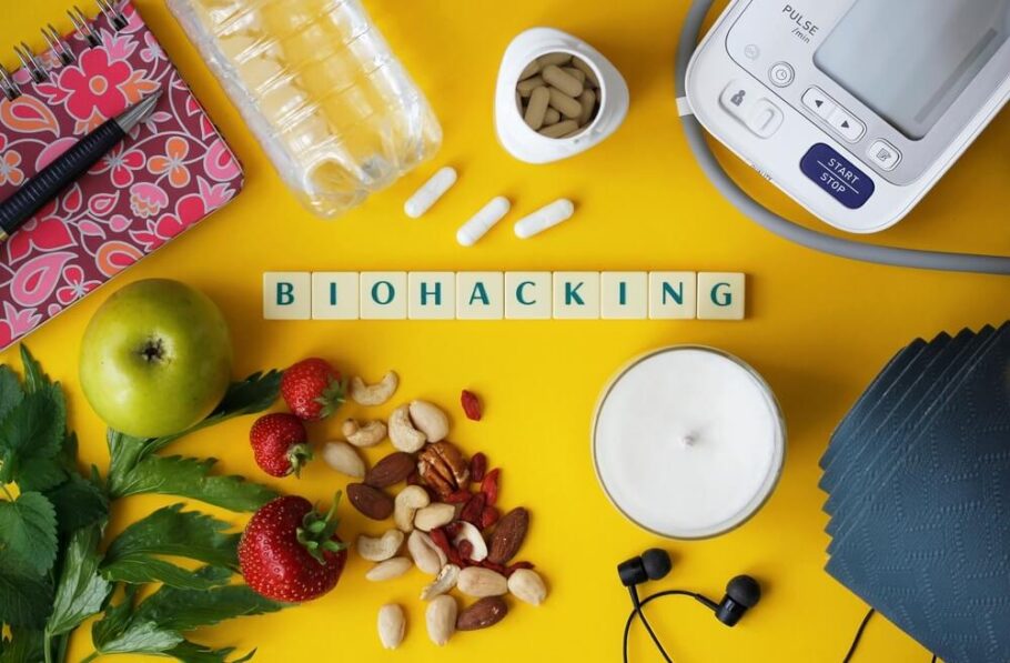 Biohacking ist eine wachsende Praxis, die eine Reihe von Verbesserungen im Hinblick auf Wohlbefinden und Gesundheit anstrebt