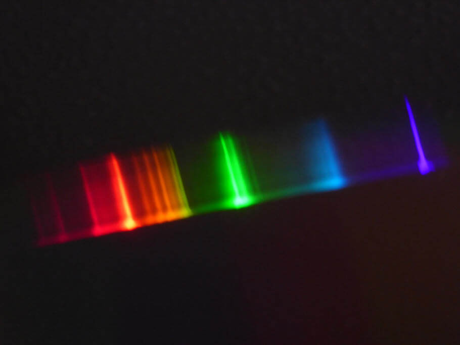 Lichtspektrum einer Energiesparlampe oder Kompaktleuchtstofflampe