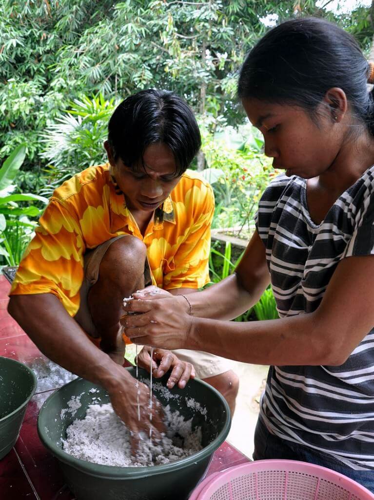  Handwerkliche Kokosölgewinnung auf Bali