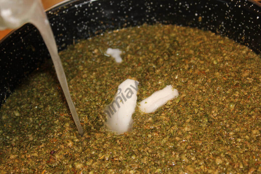  Hinzufügen von Kokosnussöl zu rehydriertem Marihuana