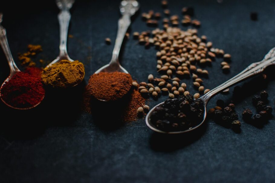 In der ayurvedischen Praxis werden verschiedene Pflanzen, Gewürze und Kräuter verwendet.