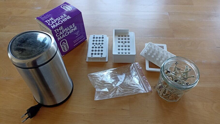 Main materials to prepare capsules with microdoses of psilocybin. If you have a coffee grinder, it will be much more effective than a grinder.