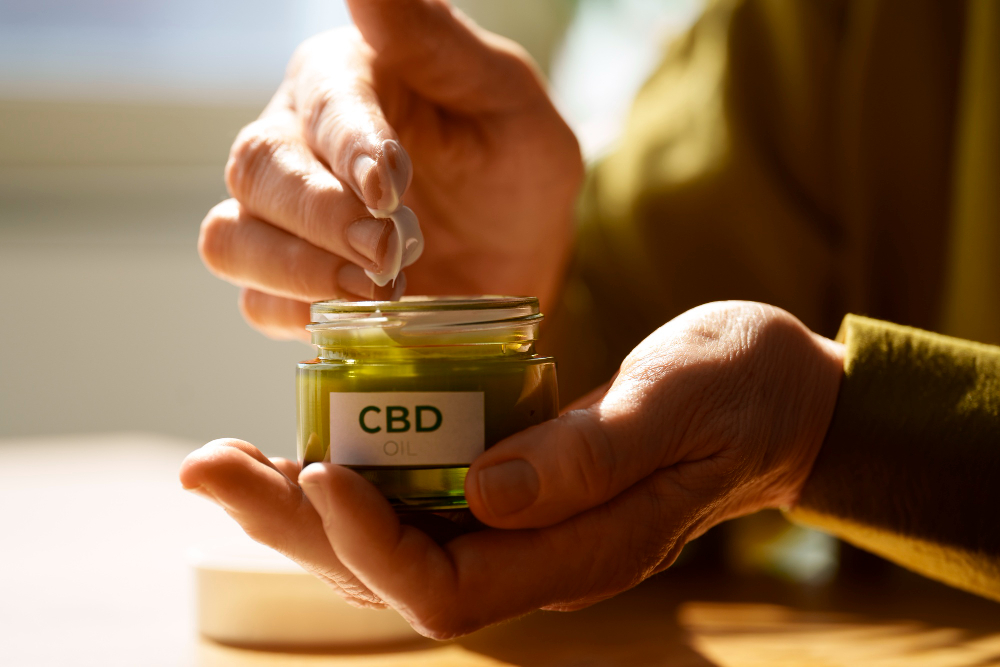 Oils, capsules, creams, shampoos... nowadays you can find almost any product with added CBD (Image: Freepik)