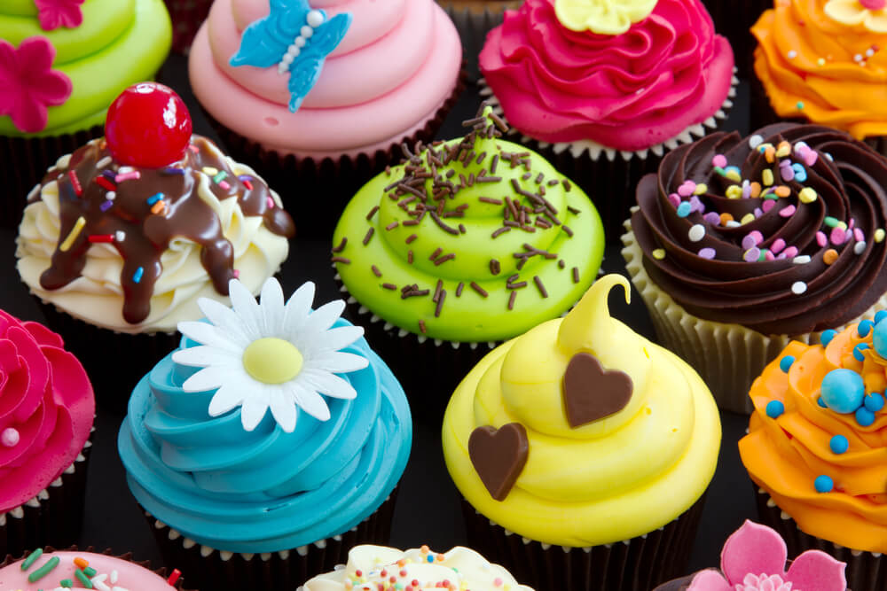  Decorating your cupcakes can be really fun, in addition to adding flavors and textures that round out the experience