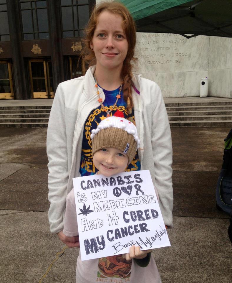 D'après Rick Simpson, l'huile de cannabis de Rick Simpson serait efficace pour tous les âges Mykayla Comstock, enfant de 7 ans atteinte de leucémie, utilise l'huile de Rick Simpson