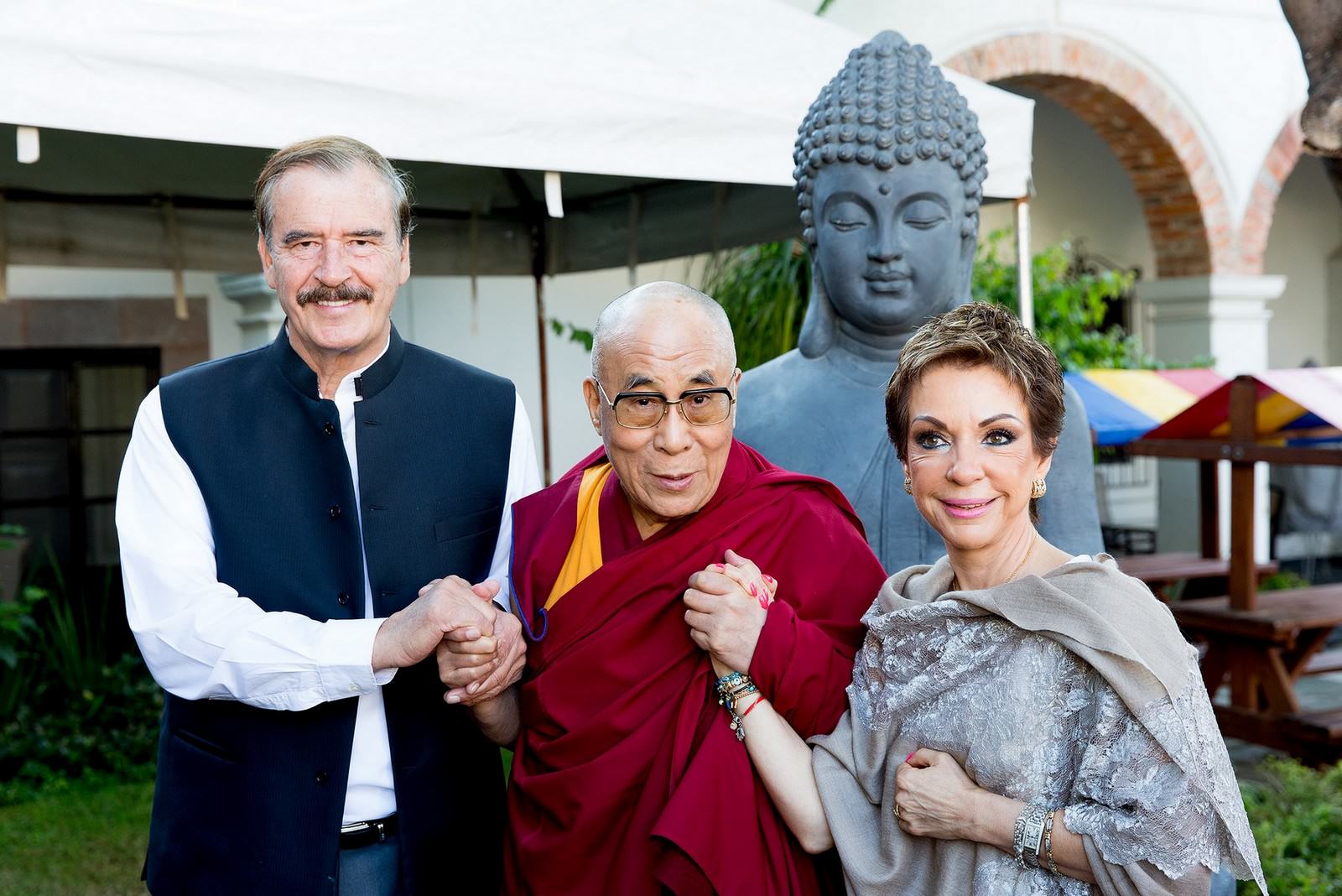 Le Dalai Lama en compagnie de l'ancien président du Mexique Vicente Fox et de son épouse