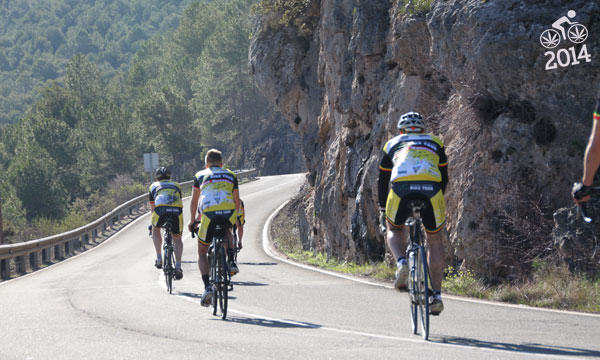 Les cyclistes du Medical Cannabis Bike Tour en action