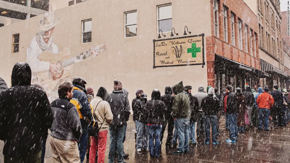 Les files d'attentes pour acheter légalement du cannabis au Colorado